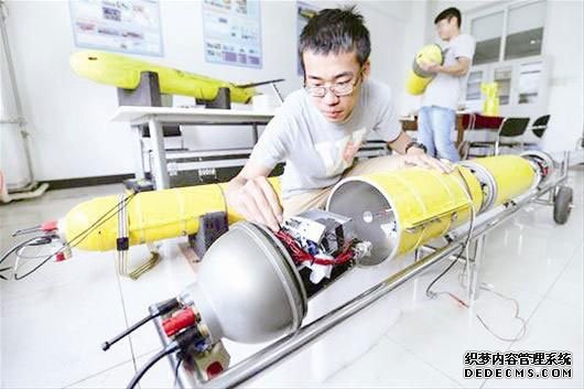 中国“海燕号”水下滑翔机通过1500米深海测试